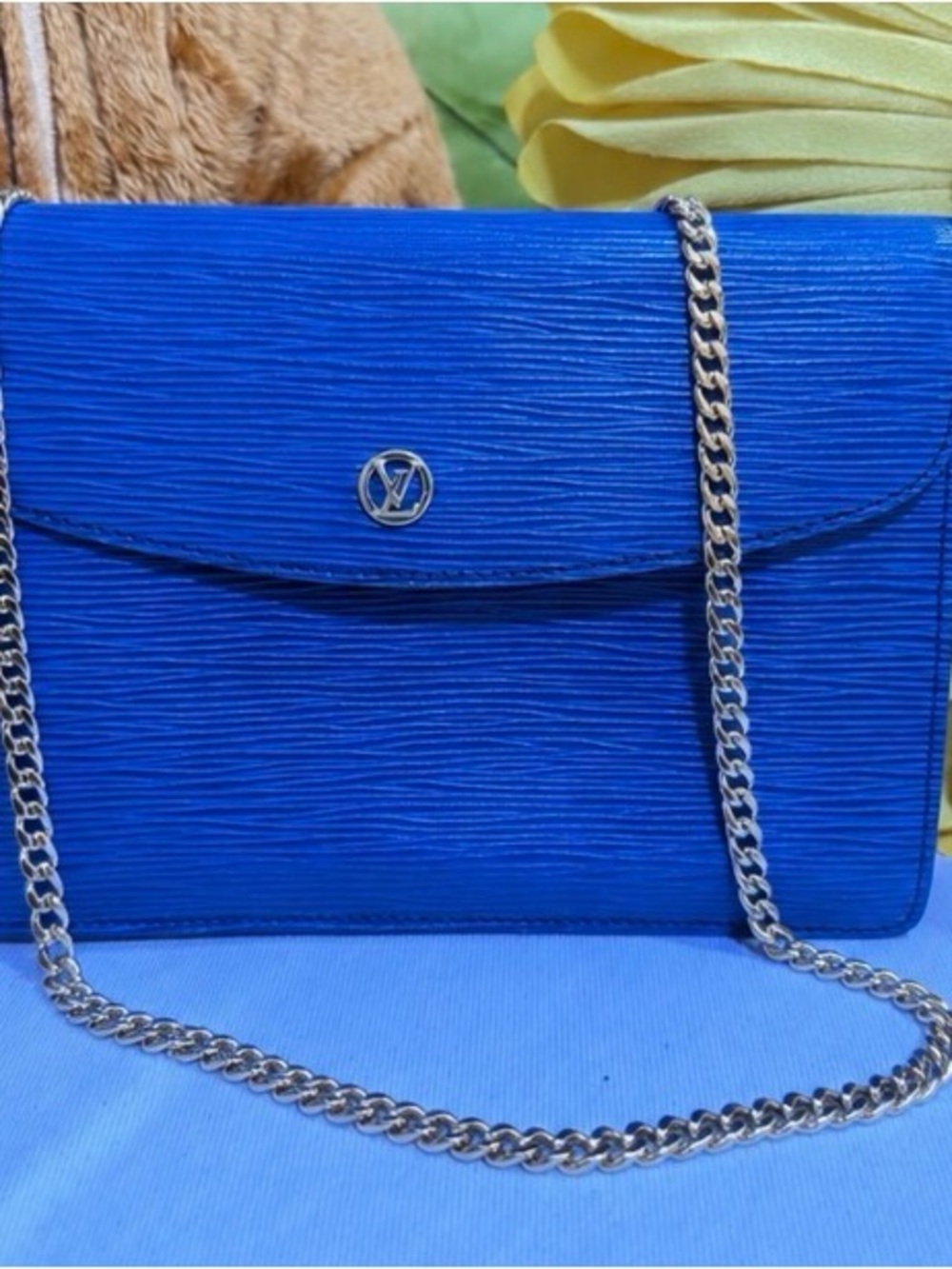 Luis Vuitton Epi Vibrant Cobalt Blue Crossbody bag, removable chain.